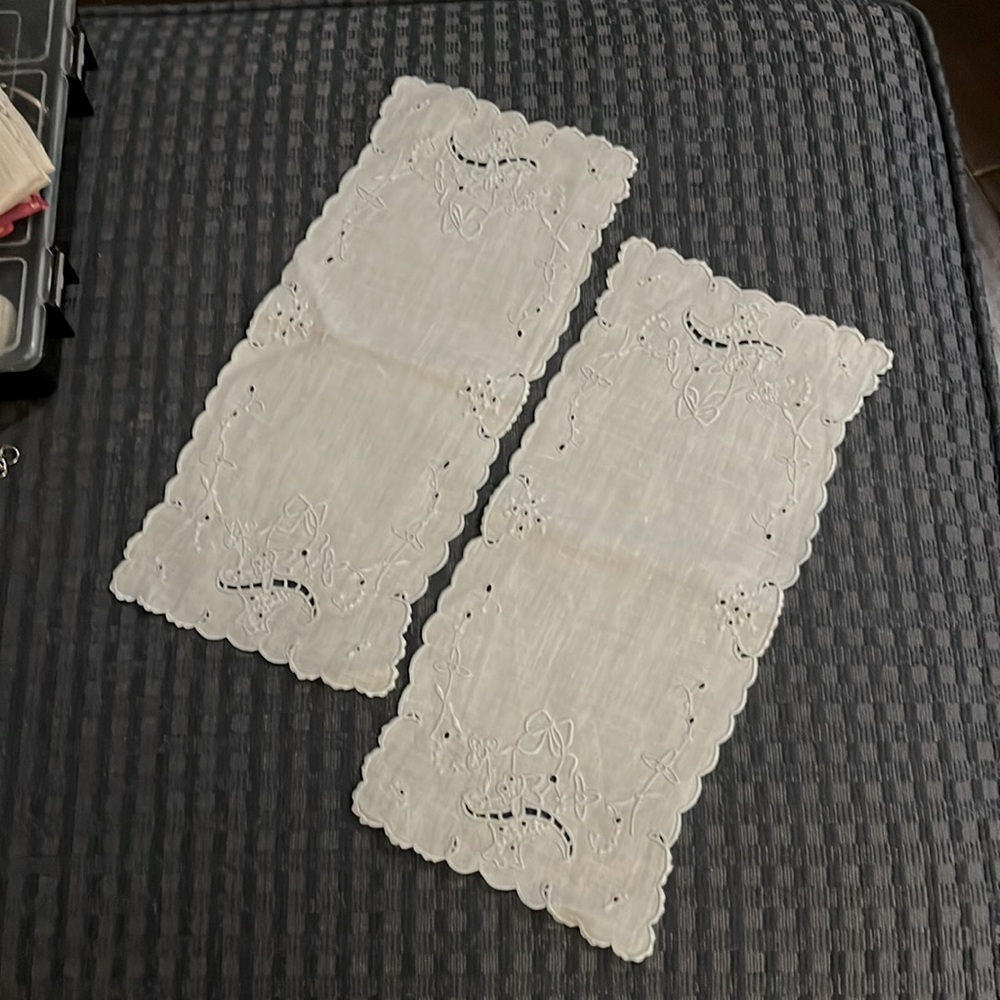 Vintage linen doilies. Set of 2: 11x5.5 inches